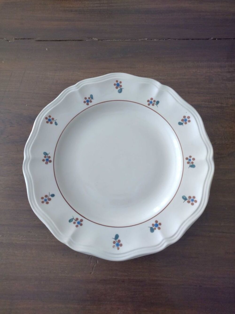 assiette sur pied. 