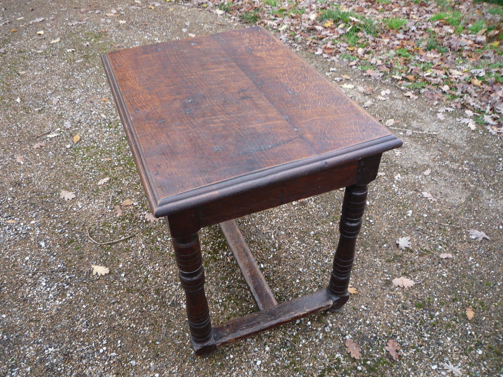 Petite table Louis XIII
Meubles