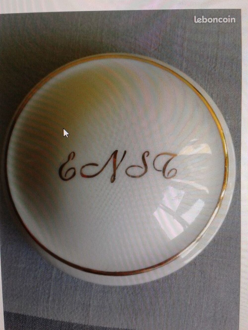 Bonbonni&egrave;re porcelaine blanche de LImoges d&eacute;cor dor&eacute; Décoration