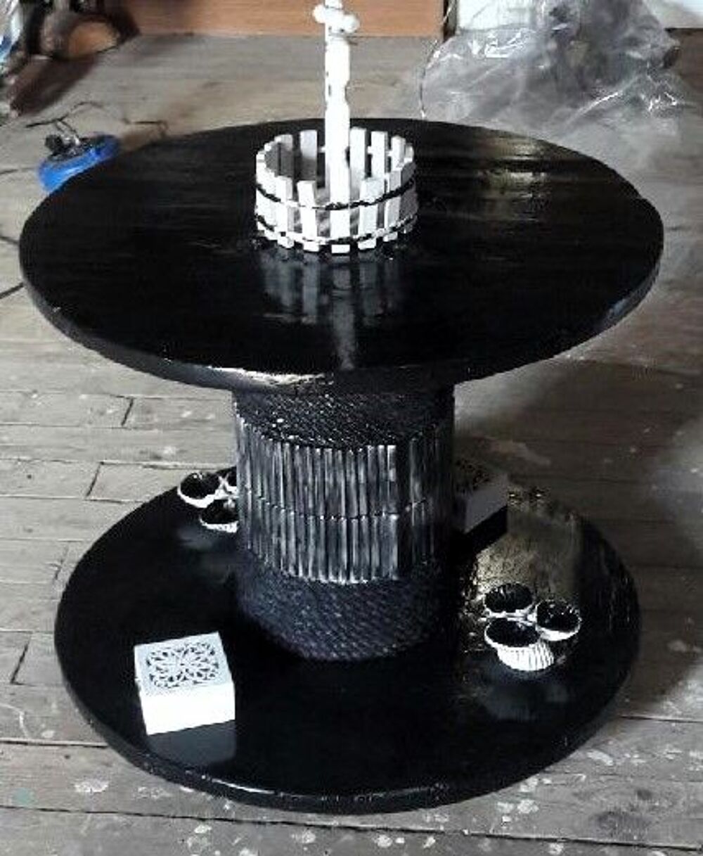 Touret noir &agrave; roulettes avec d&eacute;corations. Décoration