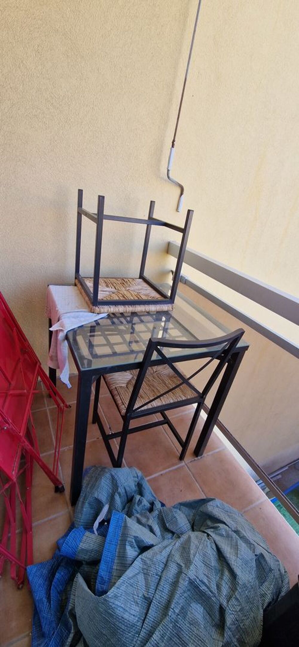 Table 73cmx73cm plateau en verre 2 chaises. Meubles