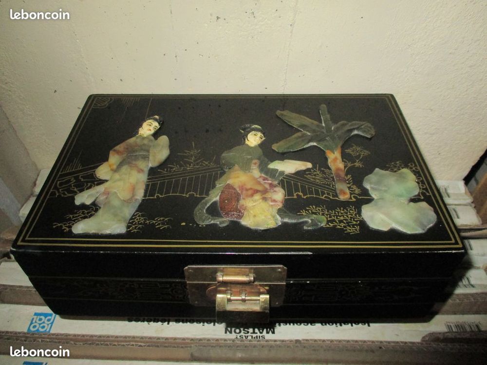 2 commodes chinoises laqu&eacute;es (assorti d'une bo&icirc;te &agrave; bijoux) Meubles