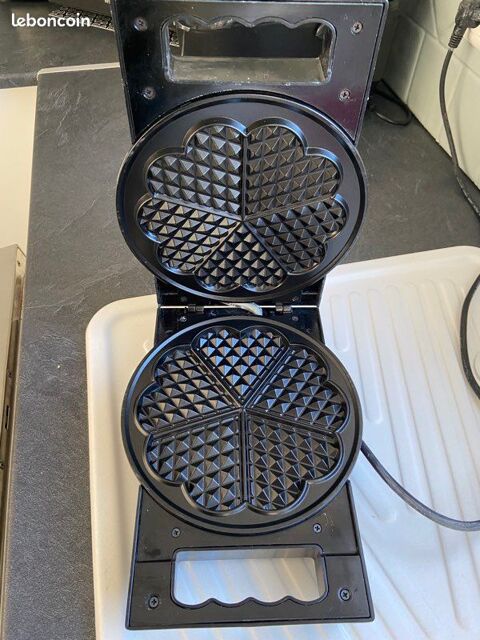 Gaufrier electrique 1200 Watts 5 gaufres forme de coeur 
Montpellier (34)