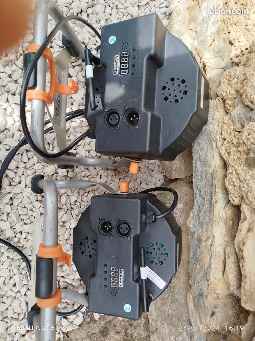 Projecteur DMX &eacute;quip&eacute; en sans fils 2.4ghz le lot de deux Instruments de musique