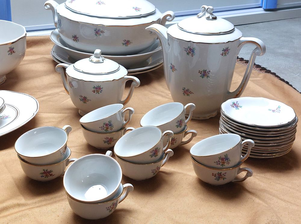 service de vaisselle 71 pi&egrave;ces en porcelaine Saint Amand Décoration