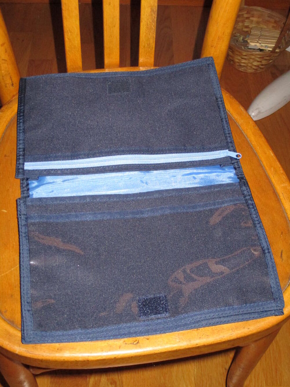 Petite pochette bleue avec compartiments Maroquinerie