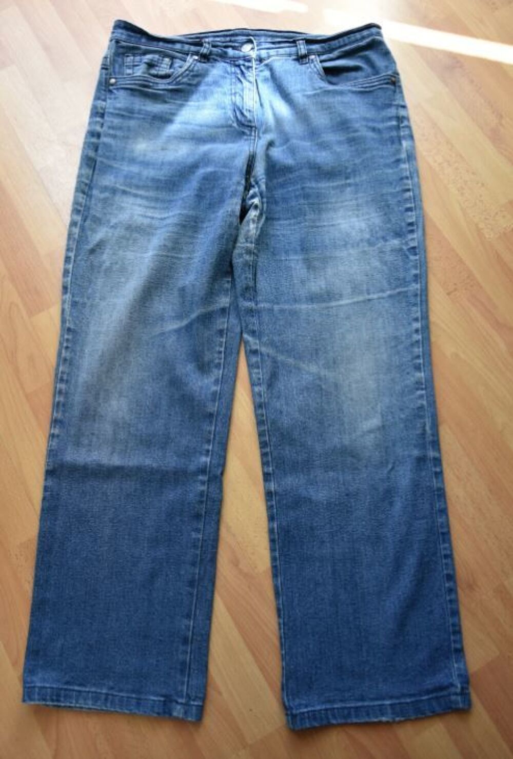 Taille 44. JEAN droit large. Tr&egrave;s bon &eacute;tat. Vêtements
