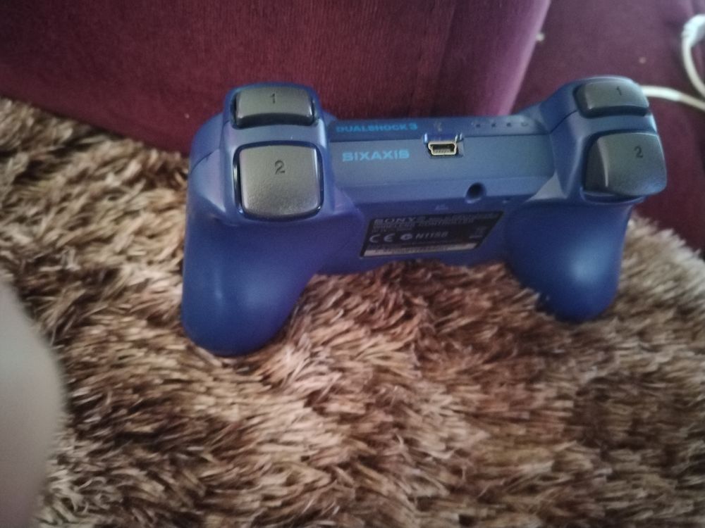 PS3 TRES BONNE ETAT +DEUX POIGN&eacute;s +un jeux Consoles et jeux vidéos
