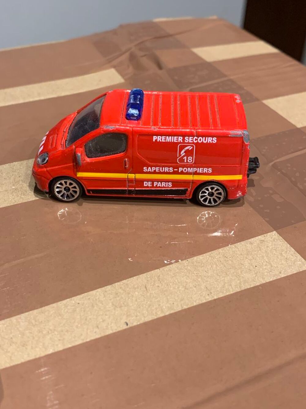 V&eacute;hicule pompier de Paris Majorette \'\' Renault trafic secours 18 \'\' 