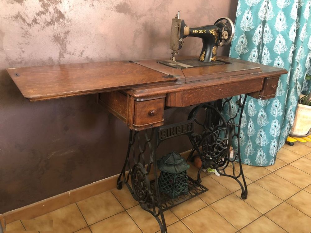 Ancienne machine &agrave; coudre Singer avec sa table Décoration