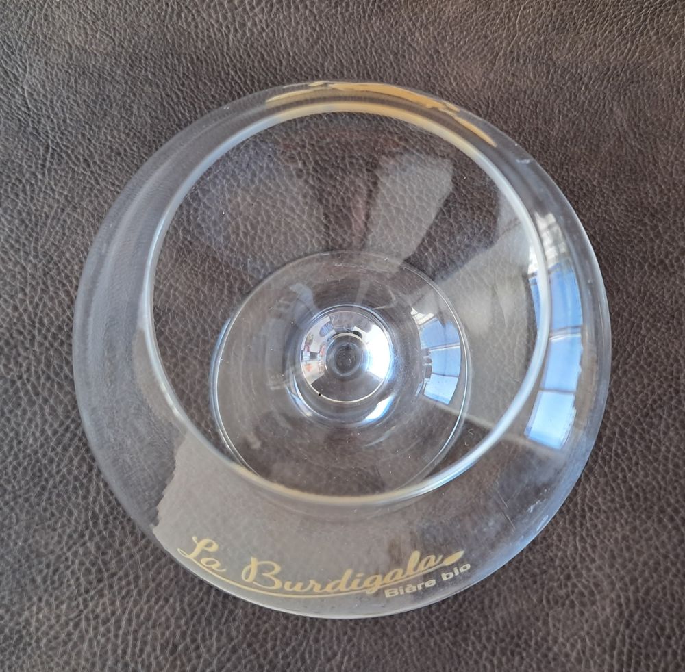 verre &agrave; pied en cristal bi&egrave;re bio la Burdigala 