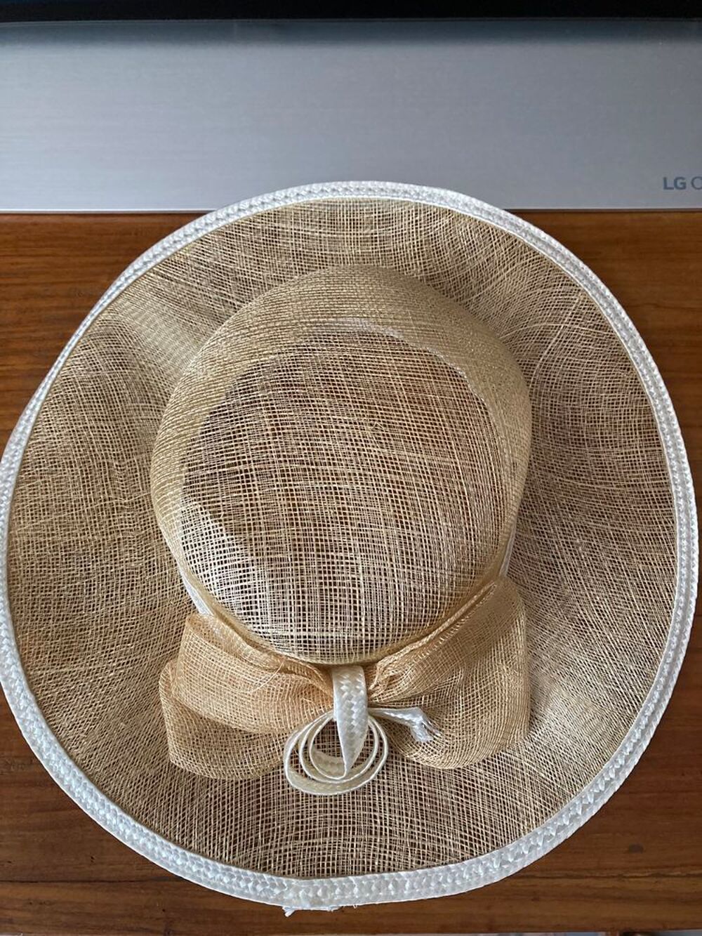 Capeline &eacute;crue Vêtements