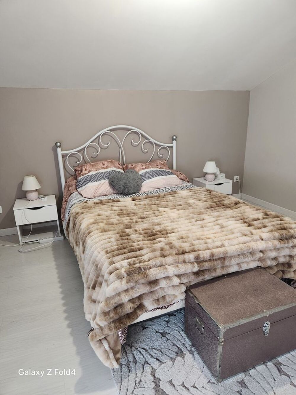 lit + sommier &agrave; lattes + sommier BULTEX + 2 tables de Meubles