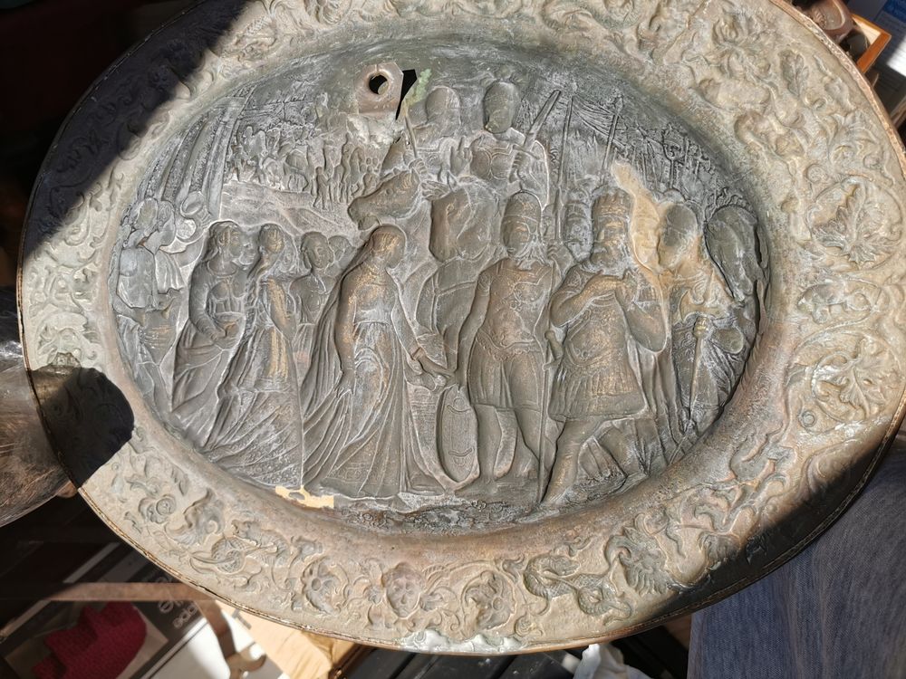 Plat en cuivre repouss&eacute; Décoration