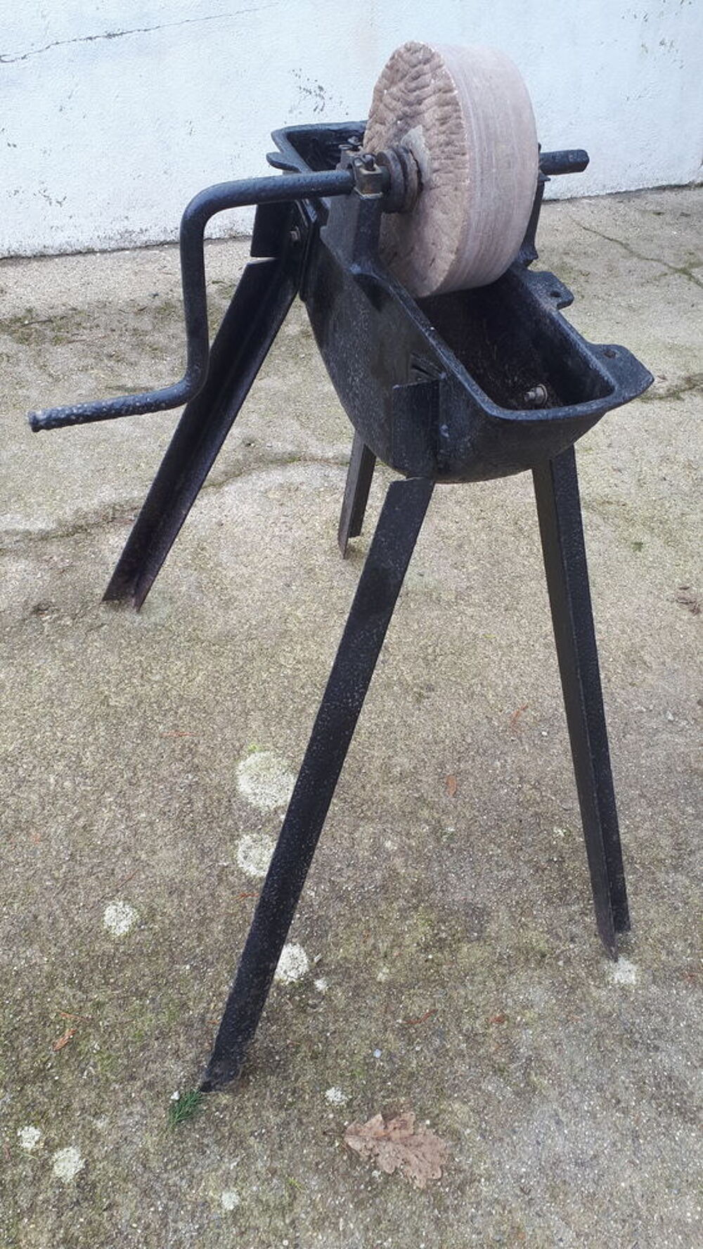 meules &agrave; eau en bon &eacute;tat et repeinte. Bricolage