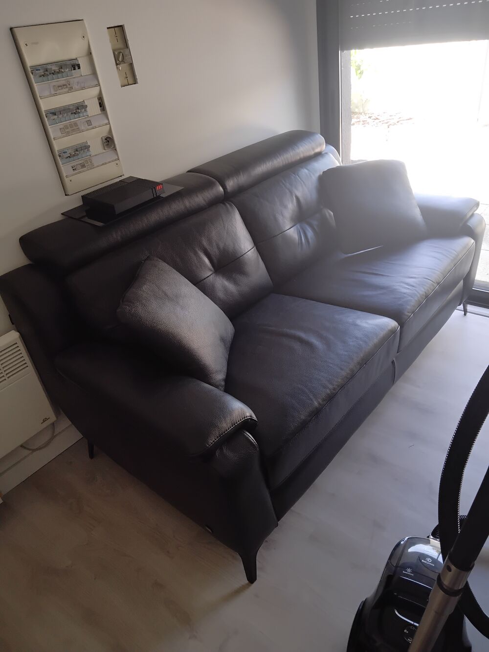 Canap&eacute; cuir noir tr&egrave;s bonne &eacute;tat avec deux coussins cuir Meubles