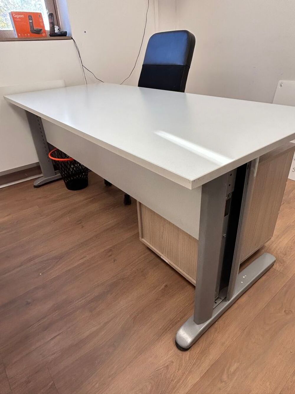 Bureau simple 
Meubles