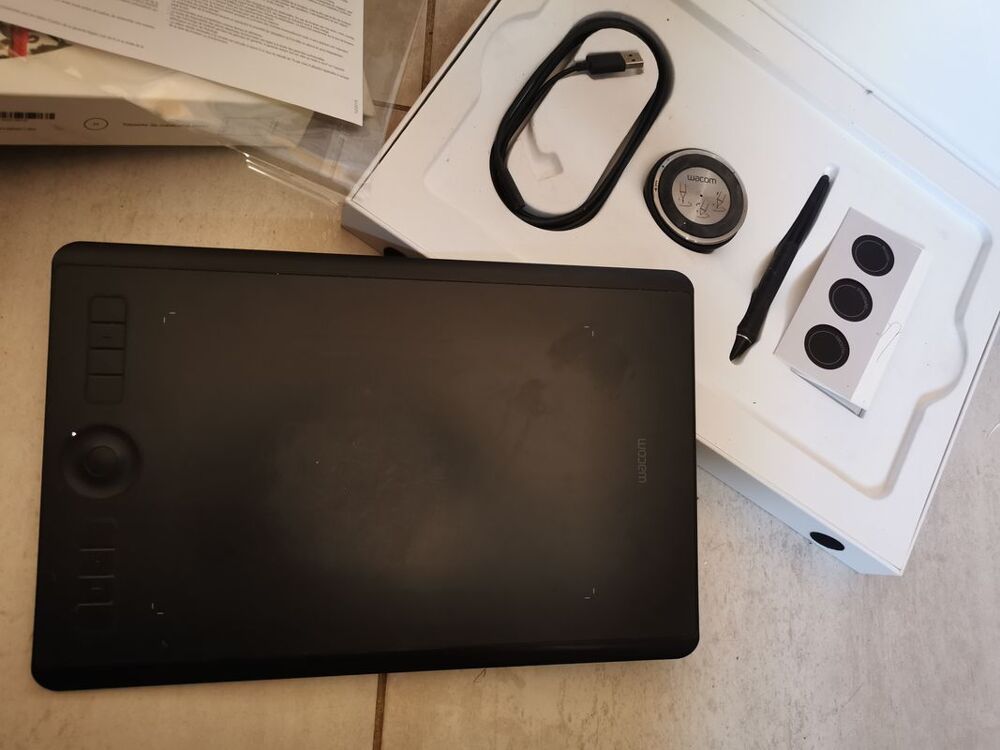 Tablette graphique wacom intuos pro Medium Téléphones et tablettes