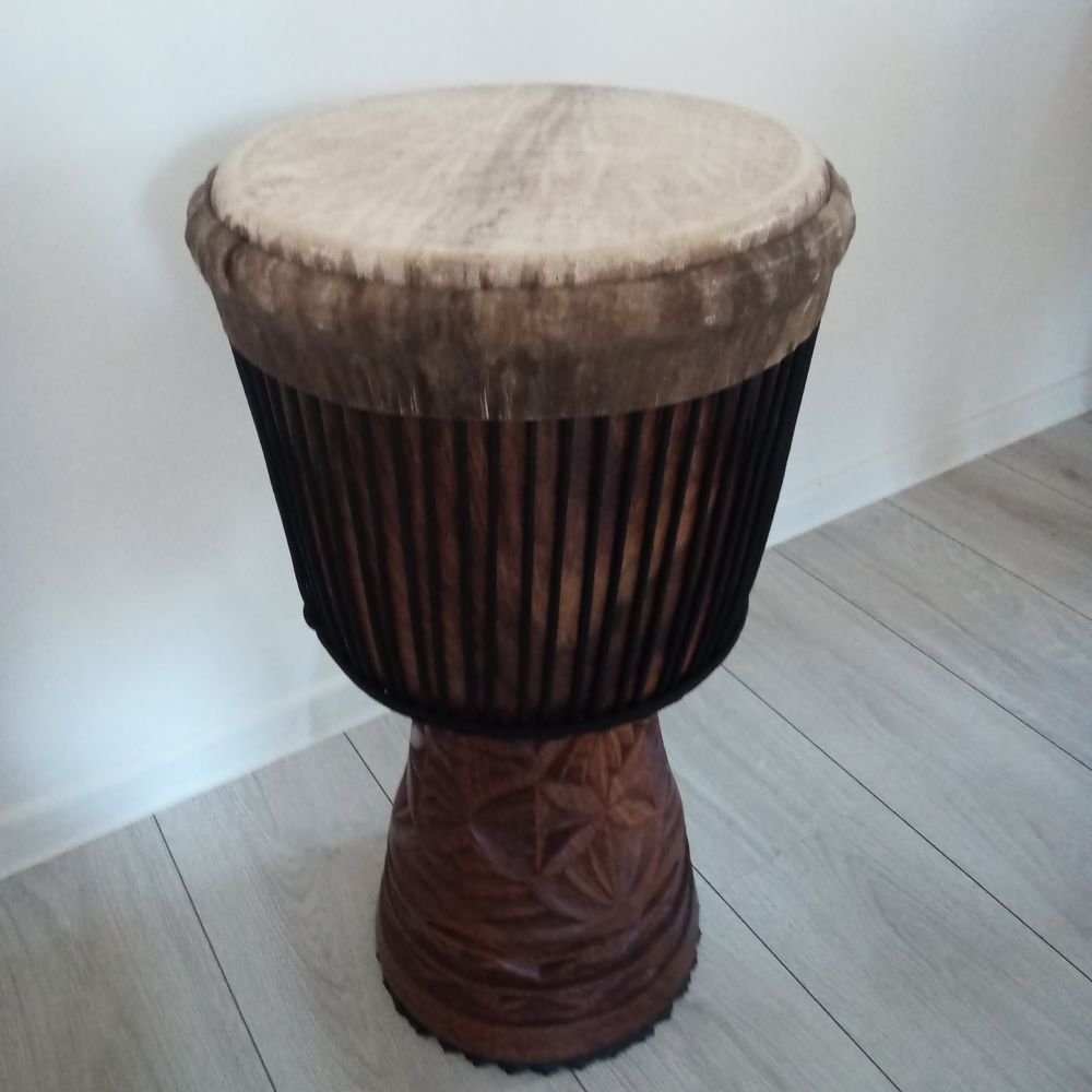 Djemb&eacute; en bois de gu&eacute;ni Instruments de musique