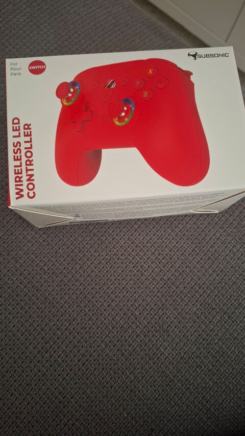 switch et une manette rouge 225 N�mes (30)