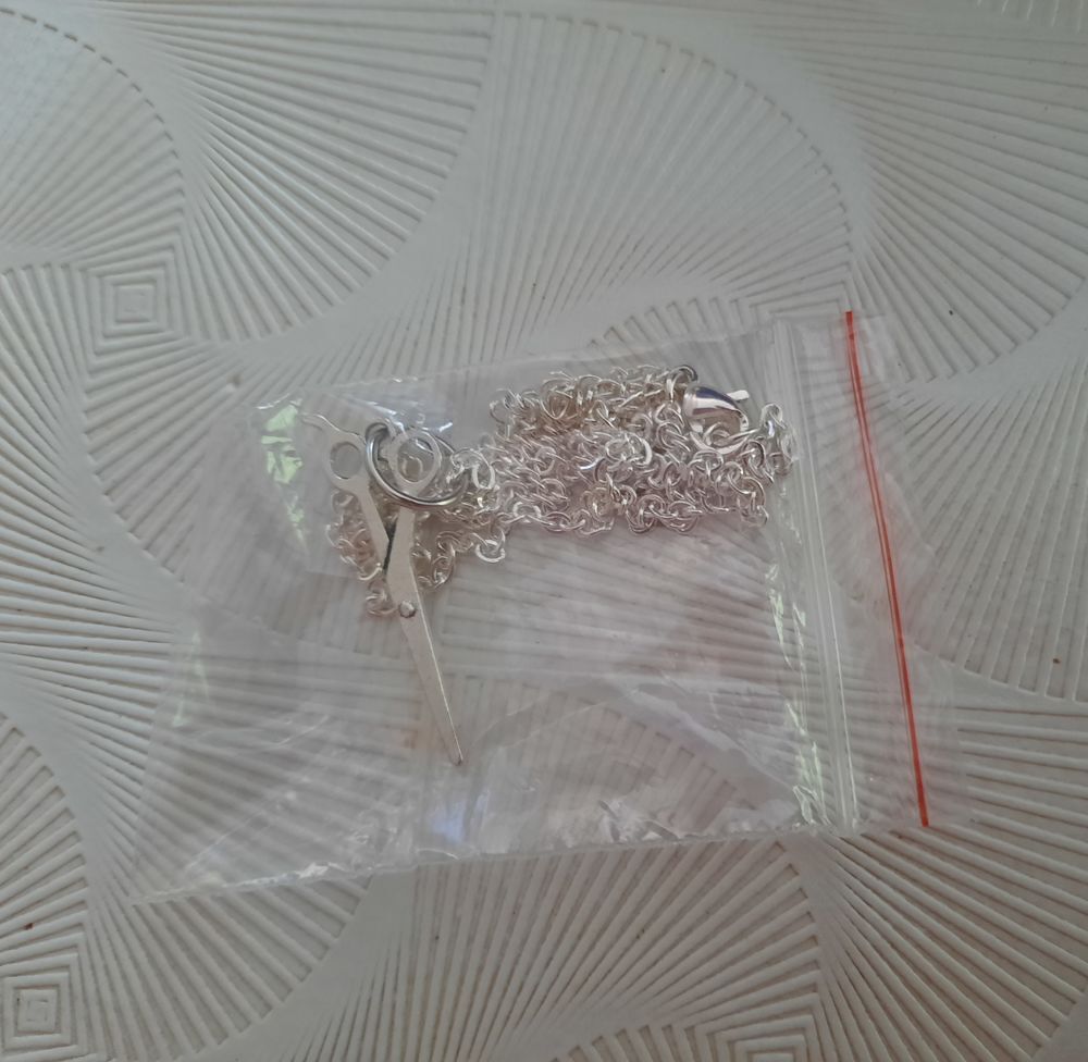 Chaine pendentif ciseau argent&eacute; - couturi&egrave;re - Coiffeuse Bijoux et montres