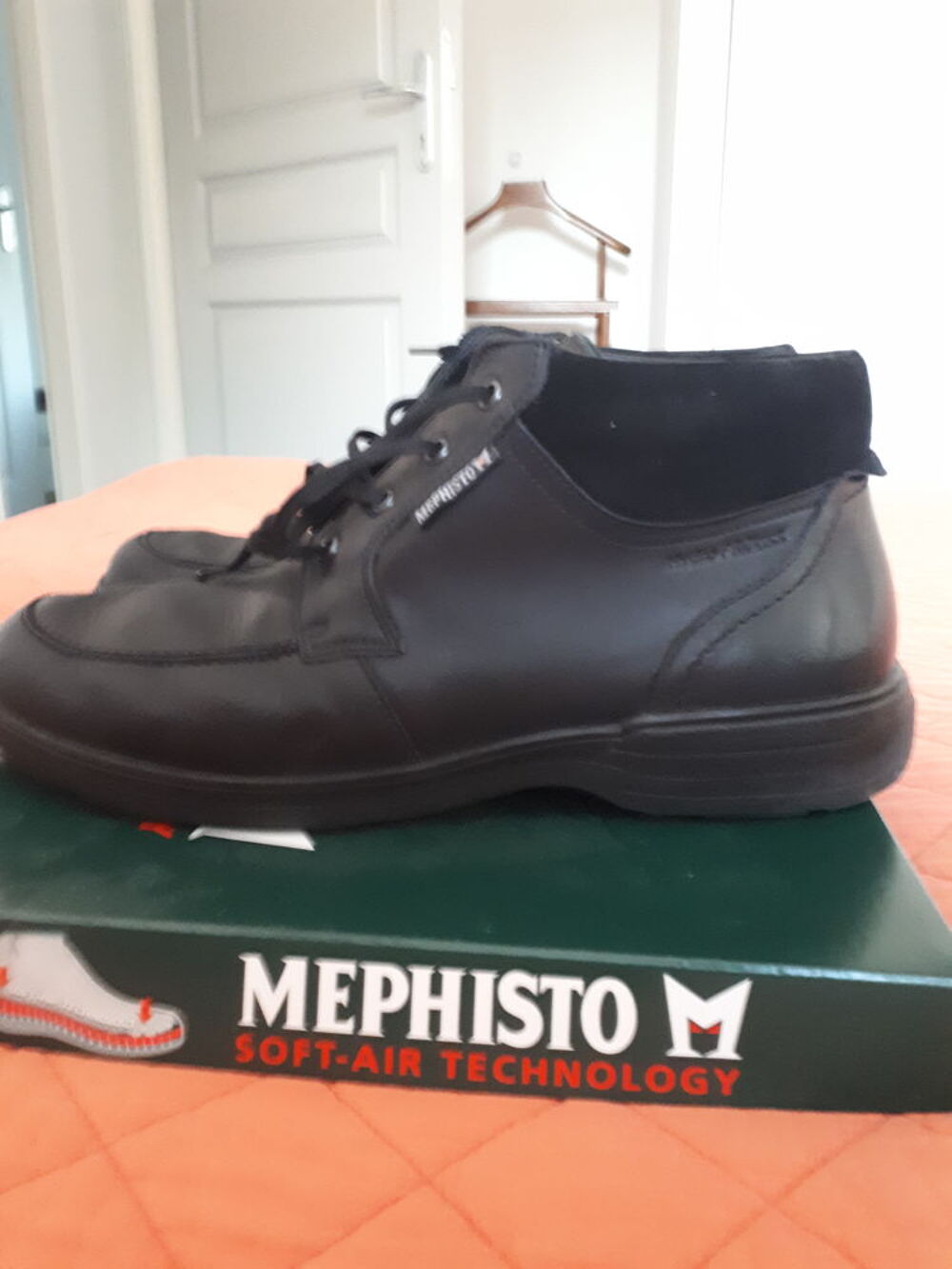  M&eacute;phisto mod&egrave;le DARWIN noire. Chaussures