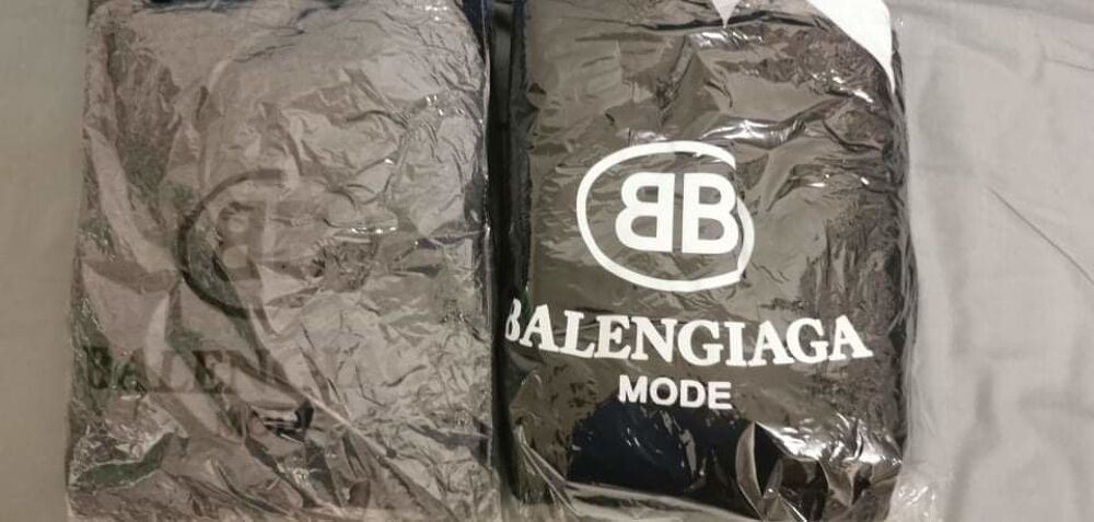 deux pull Balenciaga &agrave; capuche Taille 2xl 35 pour 1 Vêtements