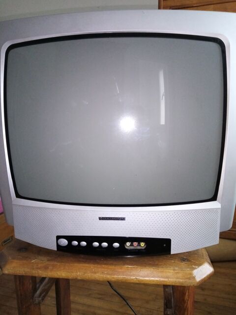 ANCIENNE TELE
( larg.50 cm  ht.46 cm prof.44 cm  )
20 Leg� (44)