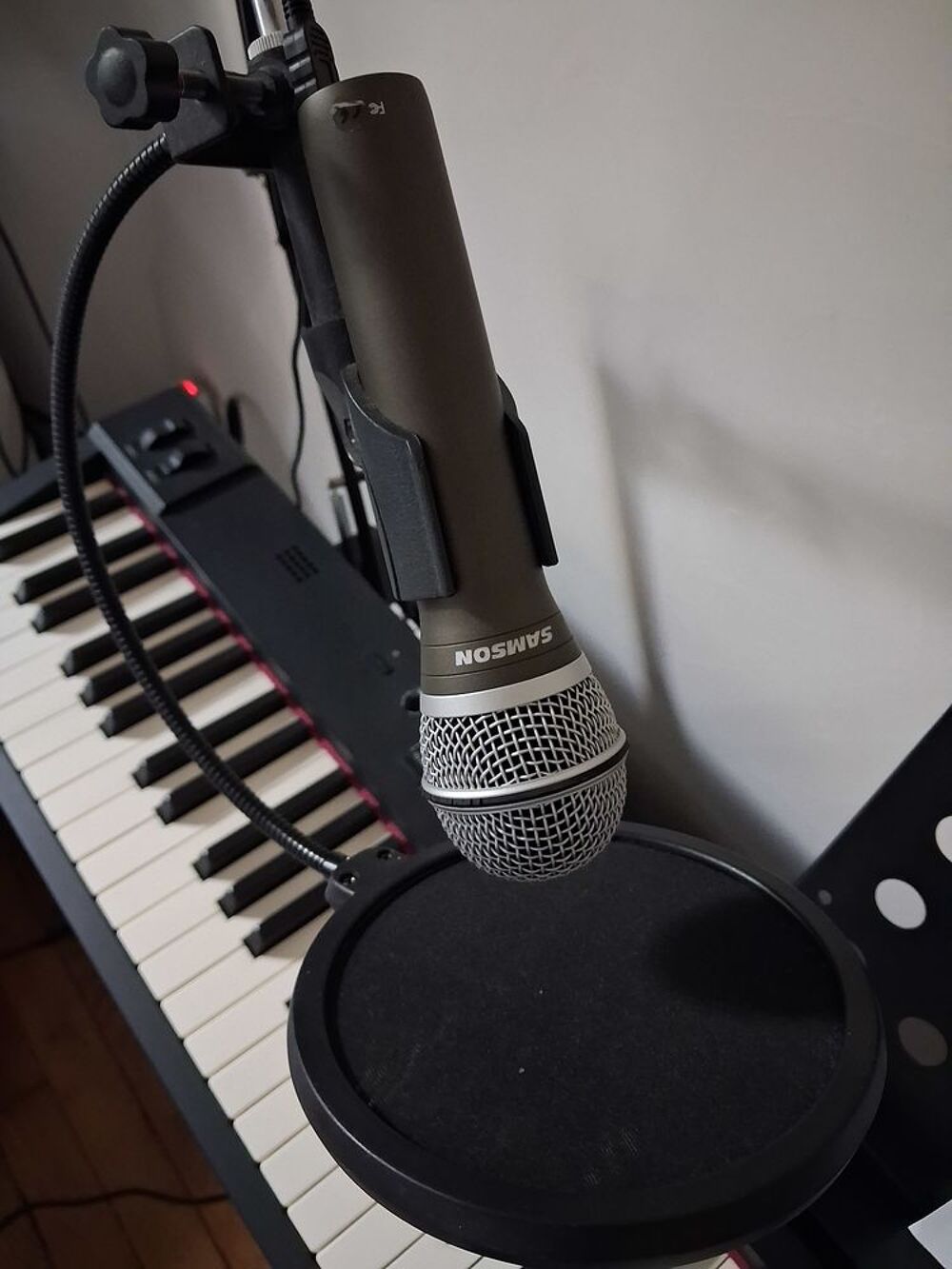 MIcro Samson Q2U avec bras articul&eacute;, pied et pop, quasi neuf Instruments de musique
