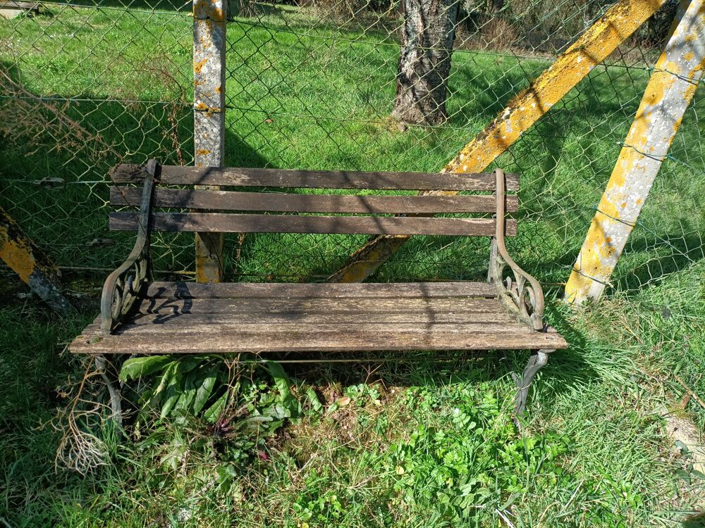 bancs, roues de charrette, trieuse et divers, &agrave; r&eacute;nover Jardin