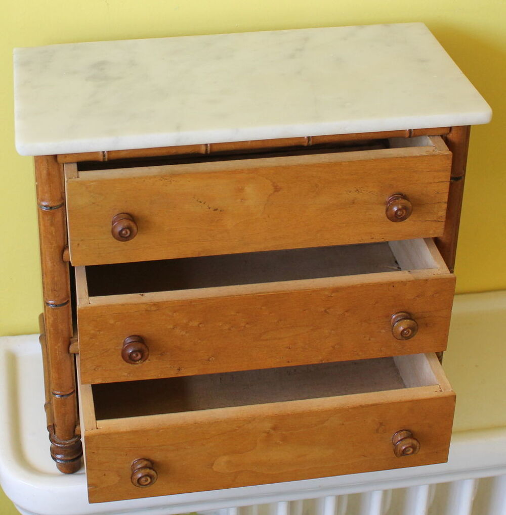 Petite commode de poup&eacute;e bambou et marbre jouet ancien 
Jeux / jouets
