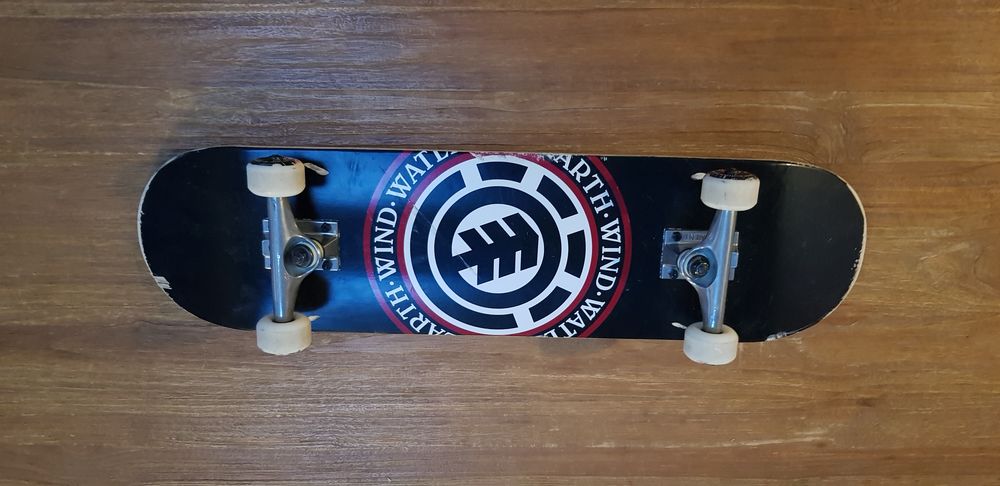 Skateboard Element-tr&egrave;s bon &eacute;tat-peu utilis&eacute; Sports
