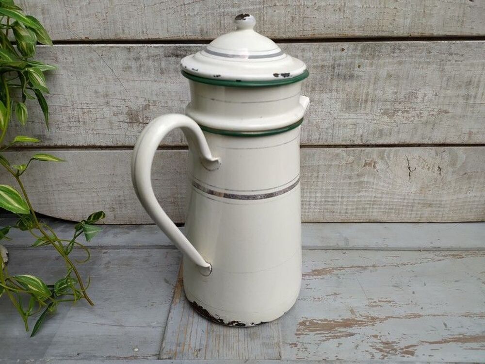 Ancienne Cafeti&egrave;re &Eacute;maill&eacute;e Blanche &agrave; Liser&eacute; Gris Bord Vert Décoration