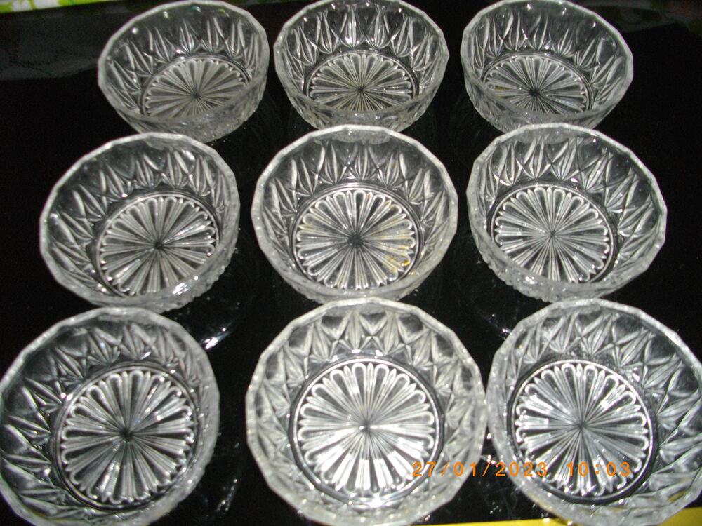 Une coupe et neuf coupelles assorties Cuisine