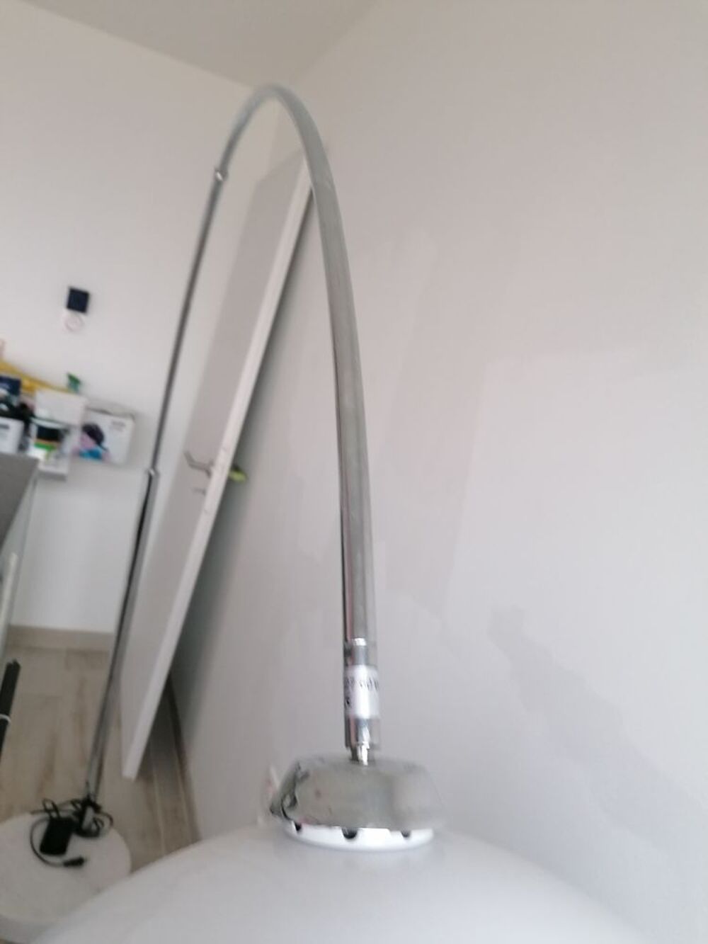 Lampe d&eacute;port&eacute;e blanche sur socle Meubles