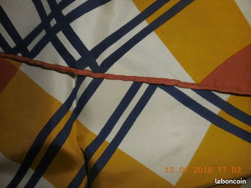 beau foulard vintage
Vêtements