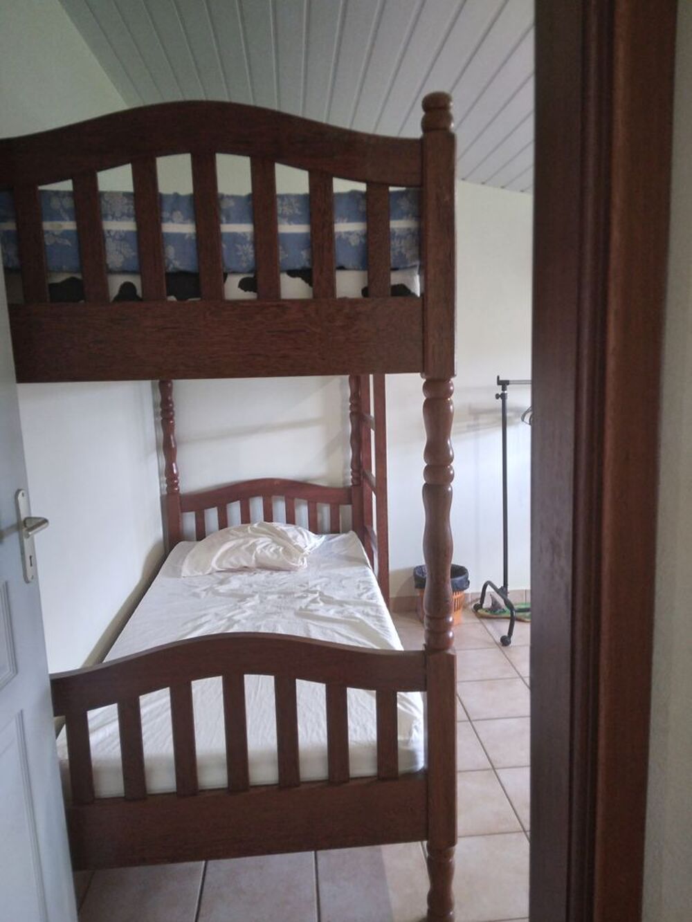 Lit superpos&eacute; et 2 matelas Meubles