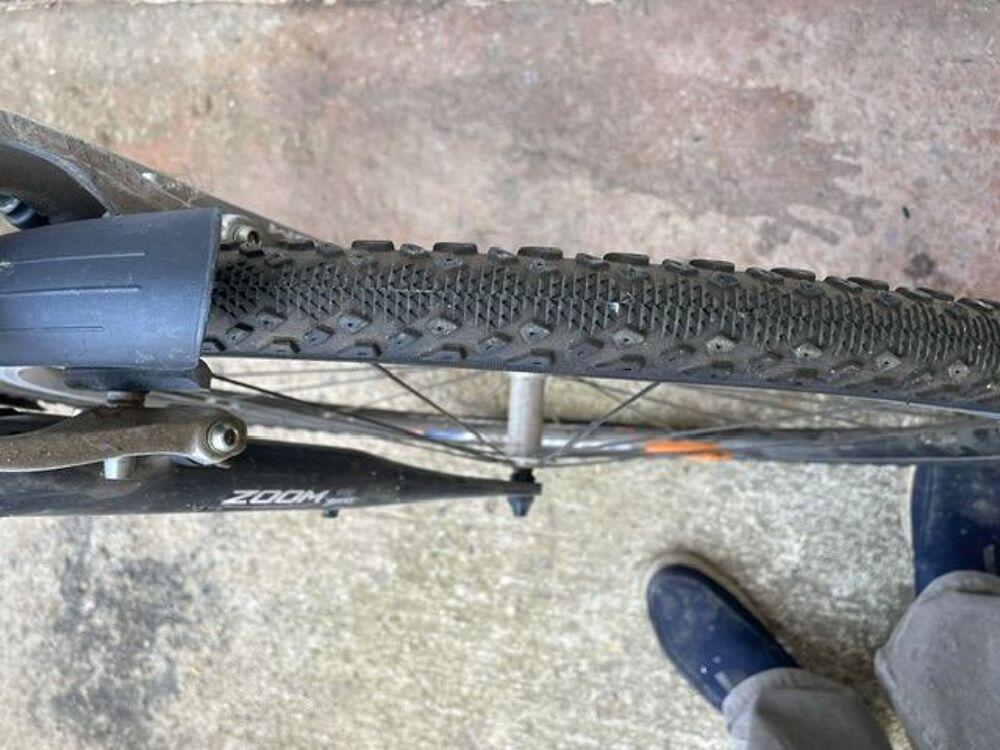 V&eacute;lo de ville noir avec suspension avant Vélos