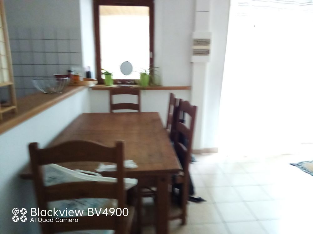 table en bois + 4 chaises paill&eacute;s Meubles