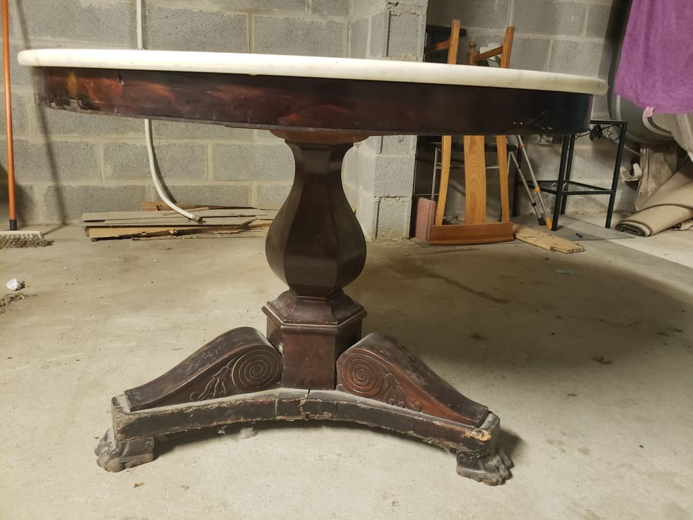Table ronde pied en bois et dessus marbre Meubles