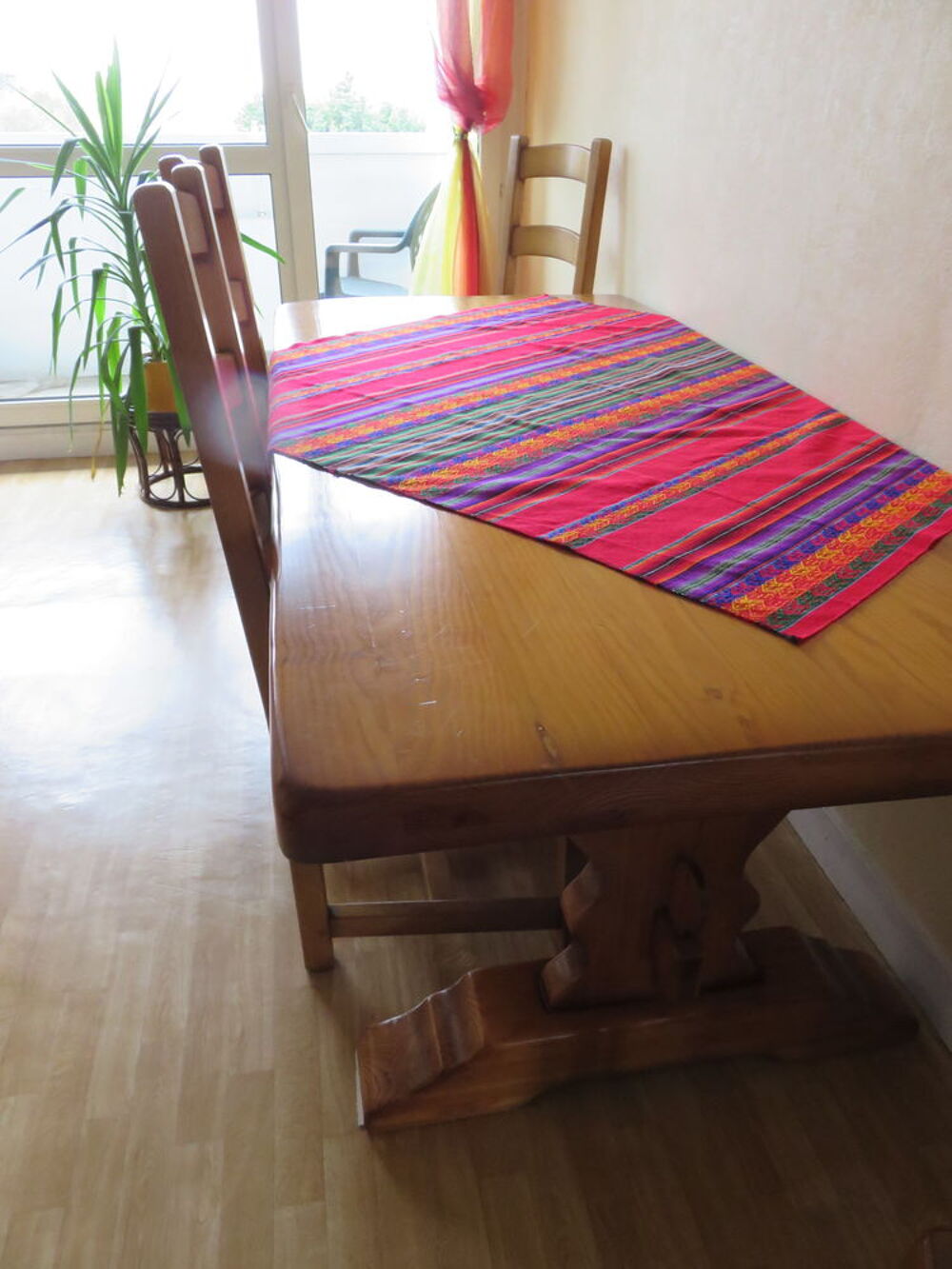 Tr&egrave;s belle table en pin massif. T Meubles