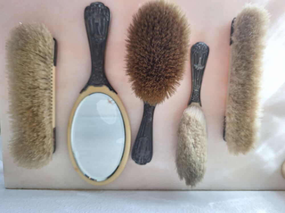 Ancien n&eacute;cessaire de toilette avec embout en m&eacute;tal Décoration