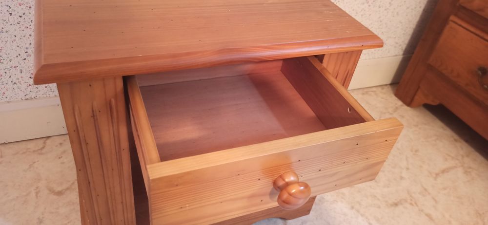 Table de nuit, table de chevet ancienne vintage en bois mass Meubles