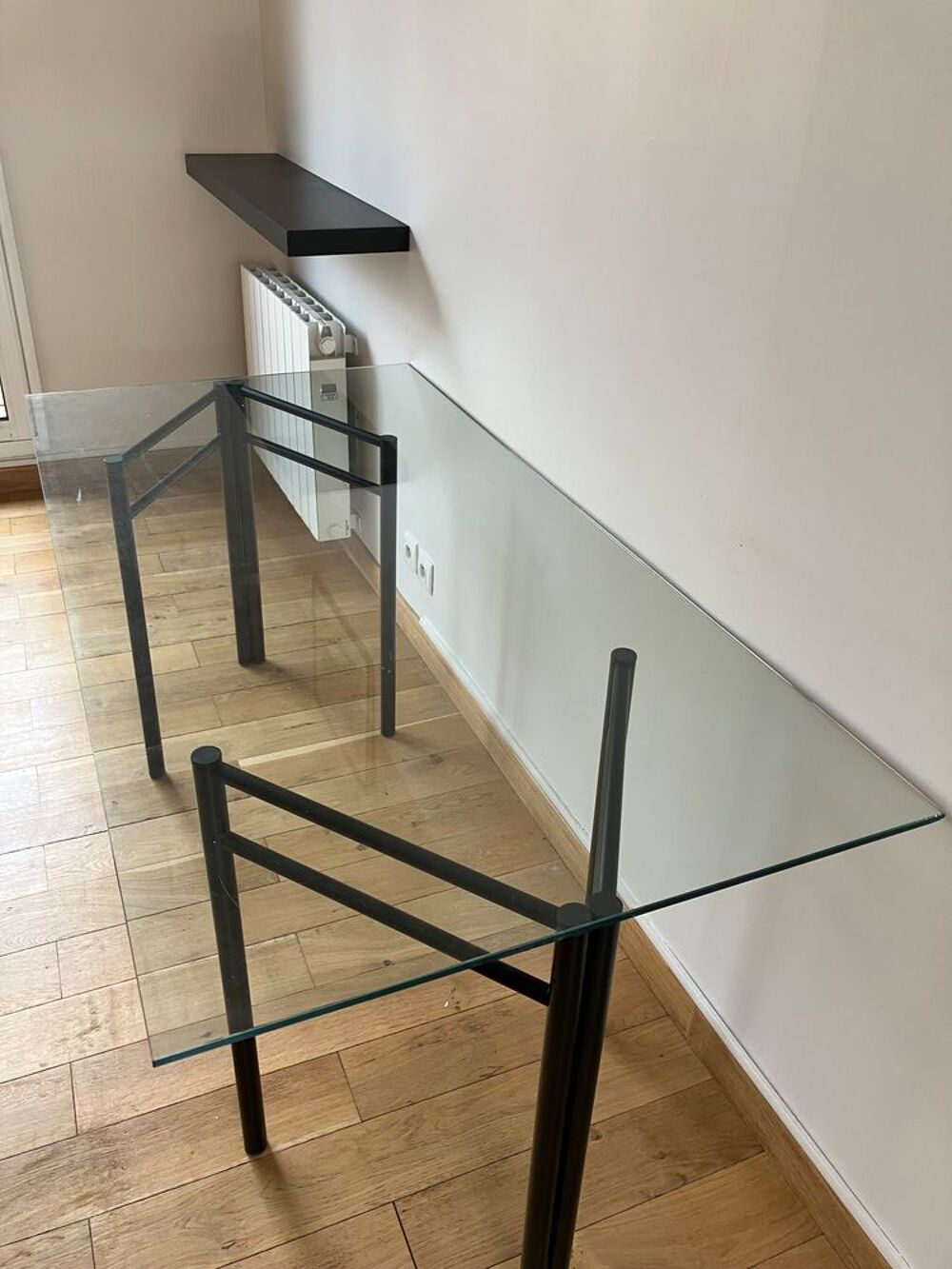 Table en verre moderne sur beaux tr&eacute;teaux, 120 € Meubles
