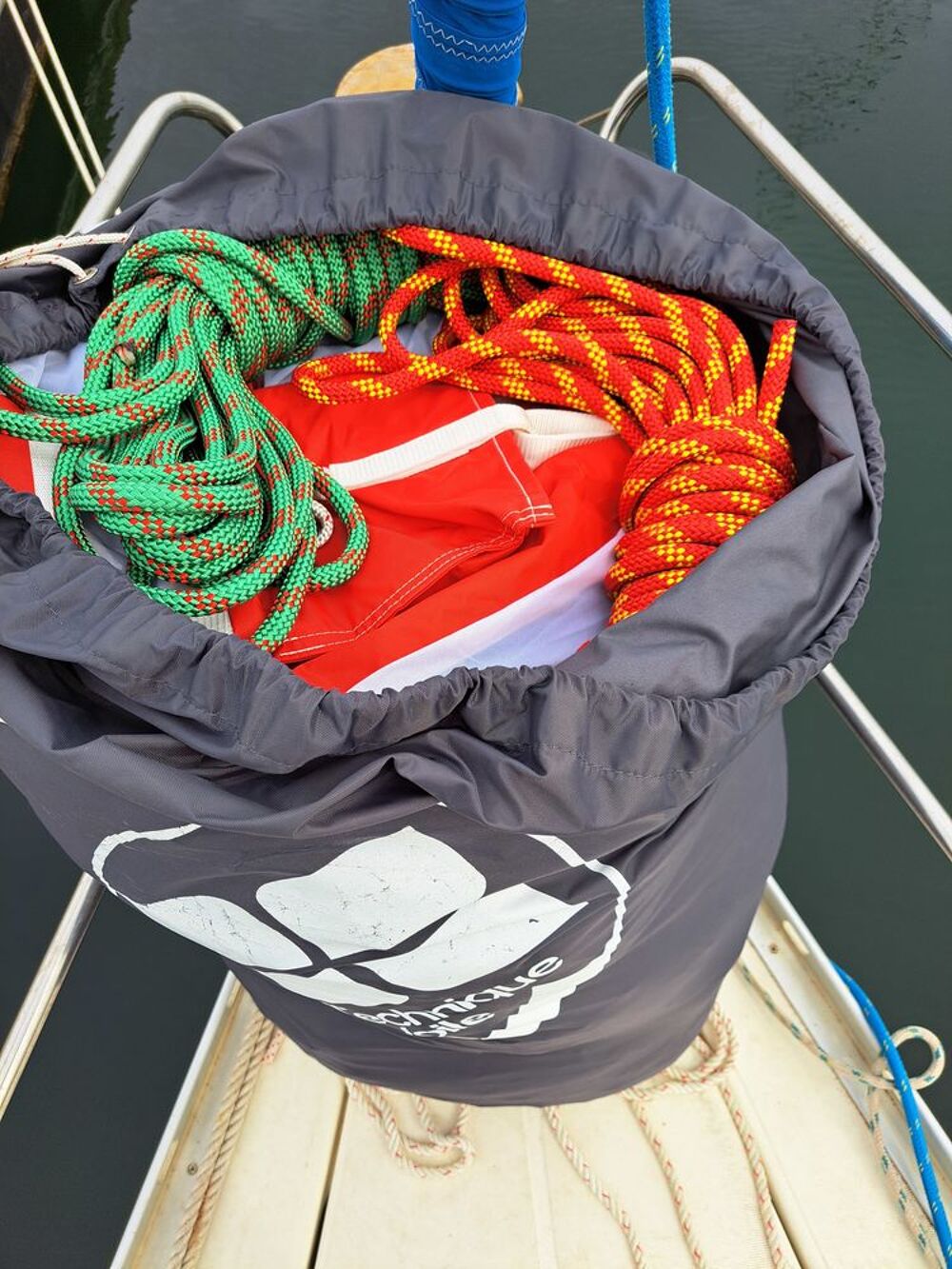 Tr&egrave;s beau Spinnaker tri radial avec sa chemise Sports