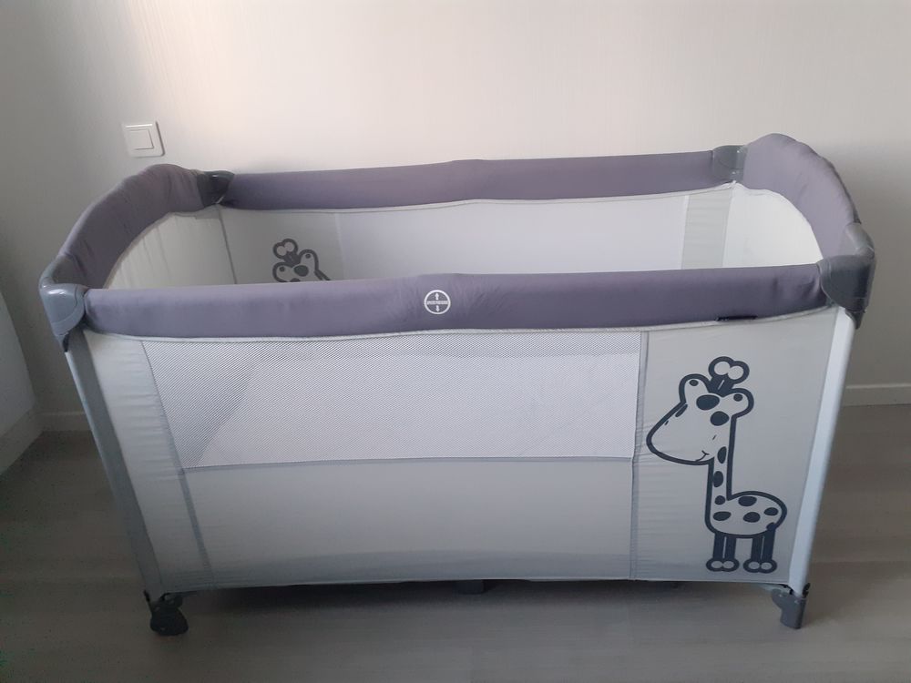 Lit parapluie enfant gris avec motif Mobilier enfants