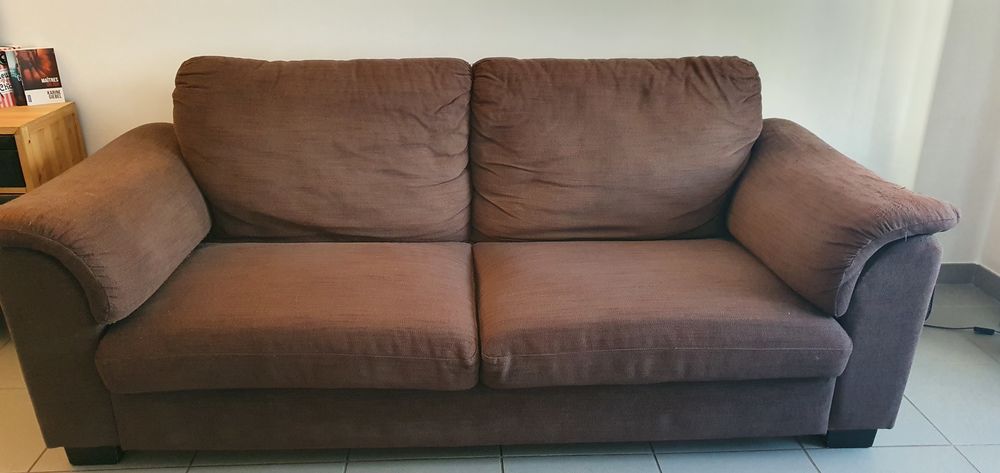 Canap&eacute; en bon &eacute;tat
Longueur : 213
Profondeur : 90
Assise :64 Meubles