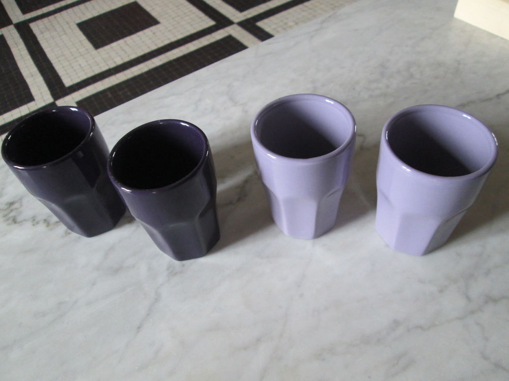 Service 4 petits verres ou tasses &agrave; caf&eacute; violets (neuf) Cuisine