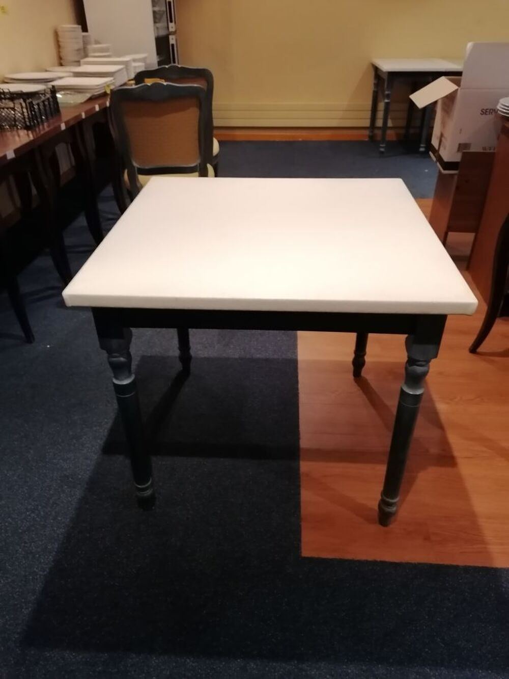Table de restaurant carr&eacute; 
Meubles