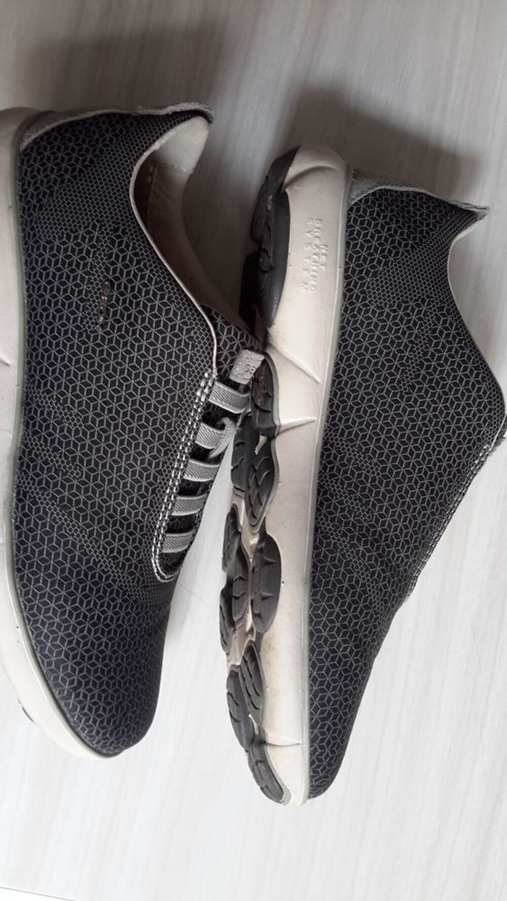 Chaussures/baskets GEOX grises
Taille37
Sports